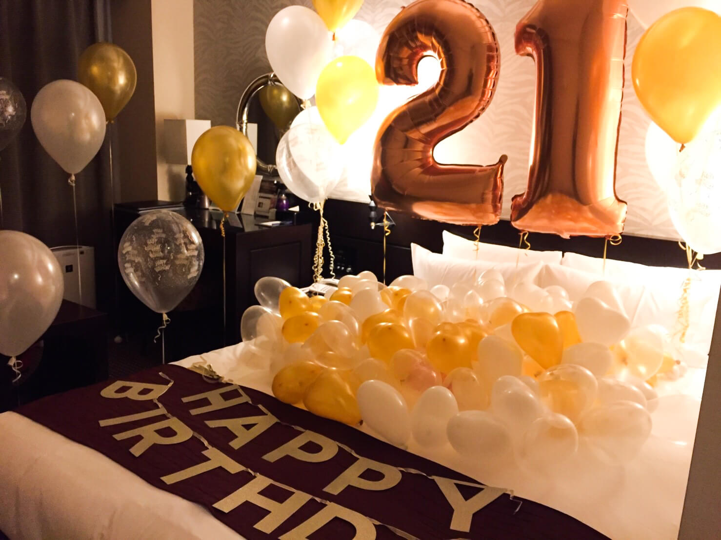 No 132 21歳のバースデーをバルーンでサプライズ バルーン出張装飾 ホテルサプライズ 誕生日やプロポーズはアニプラバルーン