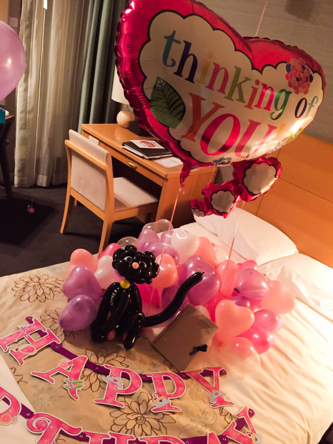No151 猫のバルーンアートで誕生日サプライズ バルーン出張装飾 ホテルサプライズ 誕生日やプロポーズはアニプラバルーン