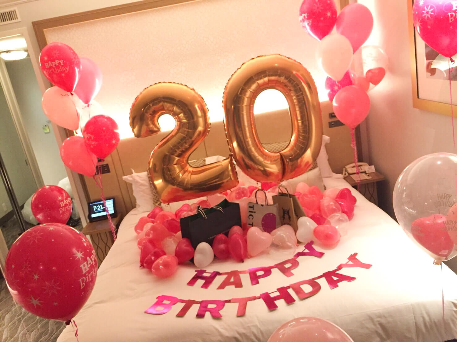 No 219 歳のお誕生日風船サプライズ バルーン出張装飾 ホテルサプライズ 誕生日やプロポーズはアニプラバルーン