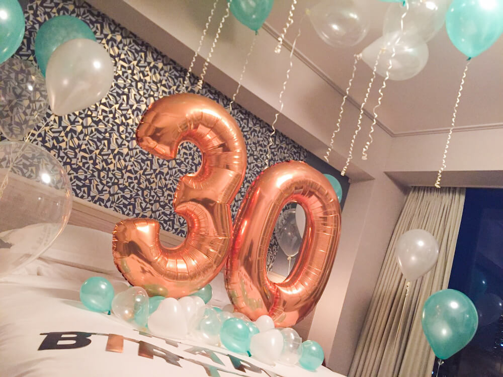 ホテルサプライズ30歳バースデー バルーン出張装飾 ホテルサプライズ 誕生日やプロポーズはアニプラバルーン