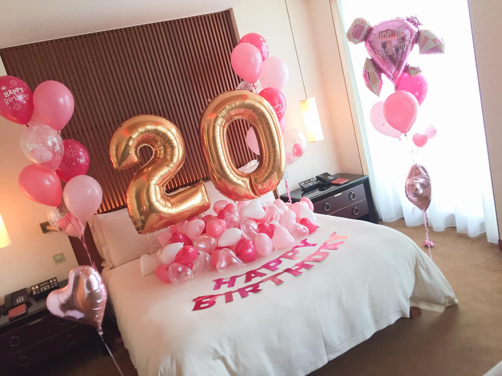 No 242 歳のお誕生日サプライズ バルーン出張装飾 ホテルサプライズ 誕生日やプロポーズはアニプラバルーン